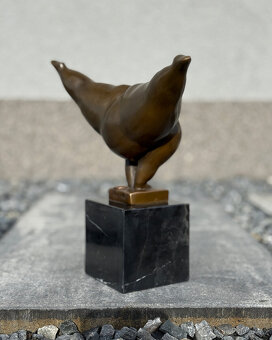 Luxusní bronzová socha Balancující žena Plus Size Gymnastka - 7