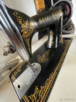 Starožitný šicí stroj ROYAL - 7