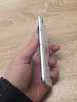 iPhone SE 2020 64GB (94% baterie) - 7