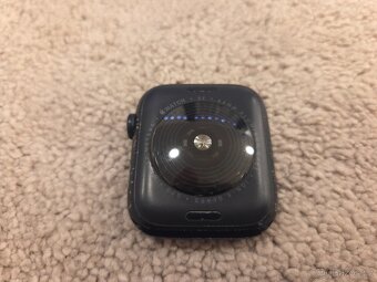 Apple Watch SE (2022) - 44 mm, temně inkoustový hliník - 7