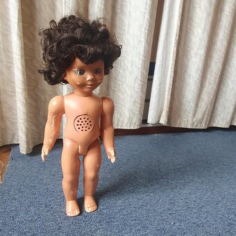 Stará panenka brečící. mrkací , chodící HAMIRO z 60 -70 let - 7