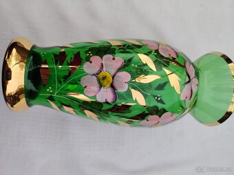 Zelená skleněná váza s květy - 7