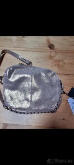 Zlatá kožená crossbody kabelka PIECES - 7