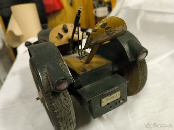 Starý model traktoru Zetor 25 - 7