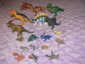 sada 17 dinosaurů - větší i menší + 1 pohyblivý pokemon - 7