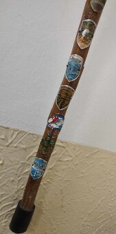 Stará dřevěná hůl 86 cm s turistickými štítky. - 7
