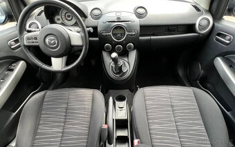 Prodám Mazda 2 1.3 63Kw benzín, r. 2009, nová v ČR. - 7