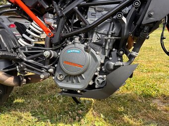 KTM Duke 125, rok 2020, najeto 15900 km, 11 KW - 7