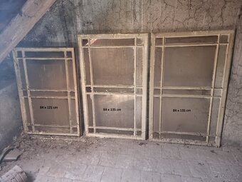 Staré dveře a vytrážová okna - 7