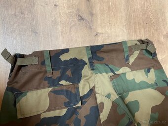 Stylové pánské maskáčové kalhoty - 7