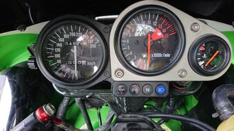 Kawasaki ZX7R - 7