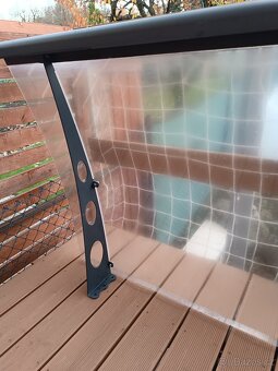 Průhledná stříška z plexiskla o rozměrech 135 x 95 cm. - 7