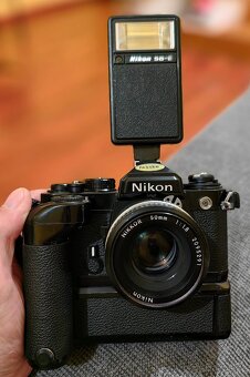 Nikon FE + MF 50/1.8 AI + grip a blesk - 7