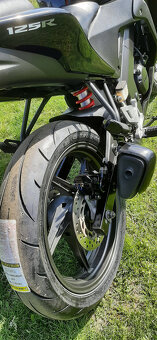Honda CBR 125 R nové obě pneu, nová stk - 7