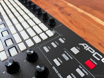 Prodám AKAI APC40 MK2 – MIDI kontroler - 7