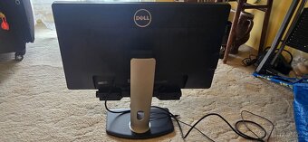 PC sestava s monitorem
 - 7