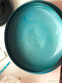 Staré smaltované poklice, hrnec, misky, mlékovar - 7