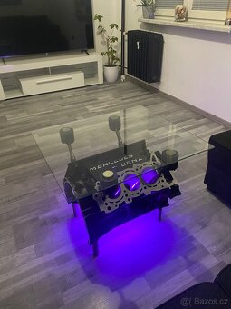 Stůl z bloku motoru Mercedes-Benz V6 - 7