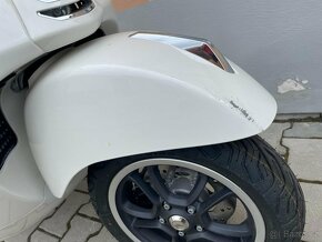 Piaggio Vespa GTS 300 rok 2023 pouze 5 km - 7