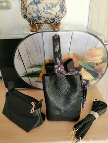 2 kabelky Guess v jednom s popruhem. - 7