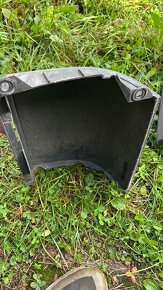 VW T5 zadní levý plast pod lampu - 7