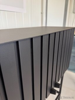 Designová lamelová komoda, LED osvětlení - 7
