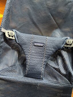 Babybjörn mesh modré lehatko Houpátko sedátko s hračkou - 7