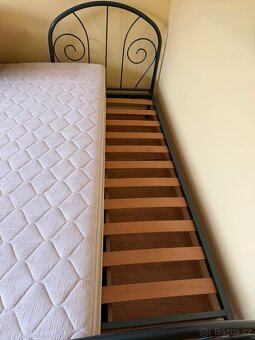 Kovová postel a roštem, matrací a šuplíkem na míru.. - 7