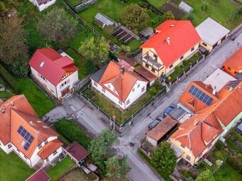 Částečně rekonstruovaný rodinný dům se zahradou a garáží v z - 7