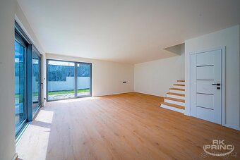 Prodej rodinný dům 4+kk, na pozemku 248 m2, Chrášťany, Český - 7