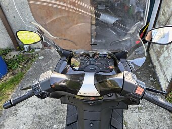 Prodám skútr Aprilia Atlantic 500, 2006, nová STK do 5/2029 - 7