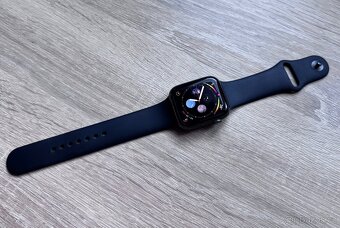 Apple Watch SE 44mm GPS Temně inkoustová- pěkný stav. - 7