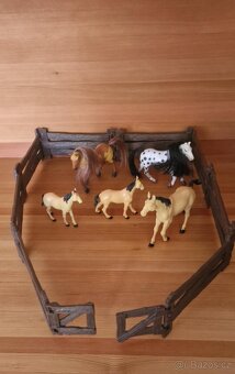 VYŠŠÍ KONĚ S OHRADOU, KURNÍK, SLEPICE, KOHOUT, HOSPODÁŘ - 7