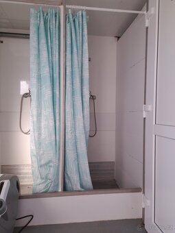 Pojízdna maringotka ze sprchami a WC. - 7