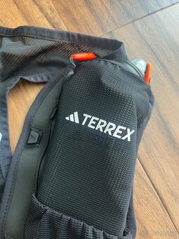 Běžecká vesta vestička s láhvemi Adidas Terrex Trail Running - 7