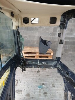 Lehce poškozená kabina bagru Kubota KX060-5 - 7