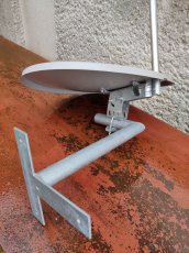 Prodám satelitní anténu s LNB jednotkou a držákem na zeď - 7