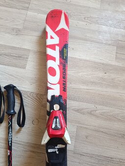 Dětský lyžařský set, cca 8 let. Lyže, boty, hůlky - 7