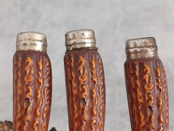 6 x malé nožíky v řadě na dřevéné podložce z břízy. - 7