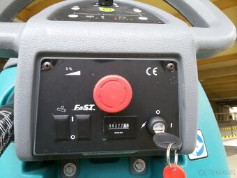 Podlahový mycí stroj Tennant T5 Disk 60 s vlastním pojezdem - 7