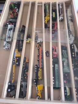 Nástěnná vitrína - 7