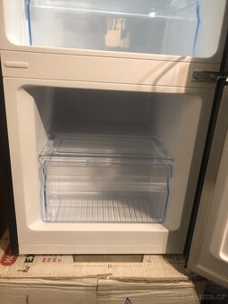 Krásná nová malá lednice s mrazákem CHIQ - 7