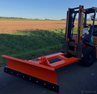 Kvalitní a velmi bytelný sněžný pluh šíře 150 cm. - 7