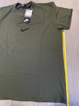 NOVÉ Pánské zelené khaki triko Nike - 7