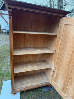 Starožitná skříň z dřevěného masivu - 7