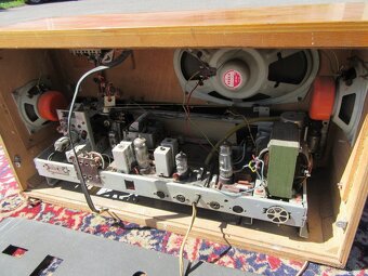 Nabízím staré radio Tesla 536A. Radio svítí ,ale nehraje. Pr - 7