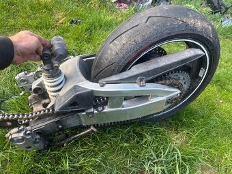 Rozprodam zadni cast z Honda CBR 929RR Fireblade 00-01 - 7