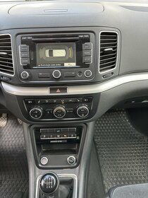 VW sharan 2.0 tdi, 4x4,7.mist,nez.top,xen,navi,panorama - 7