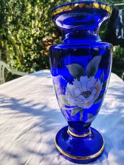 Modrá skleněná váza s květinami a pozlacením - 7