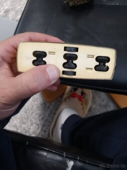 Zapalovače a zásobník na cigarety - 7